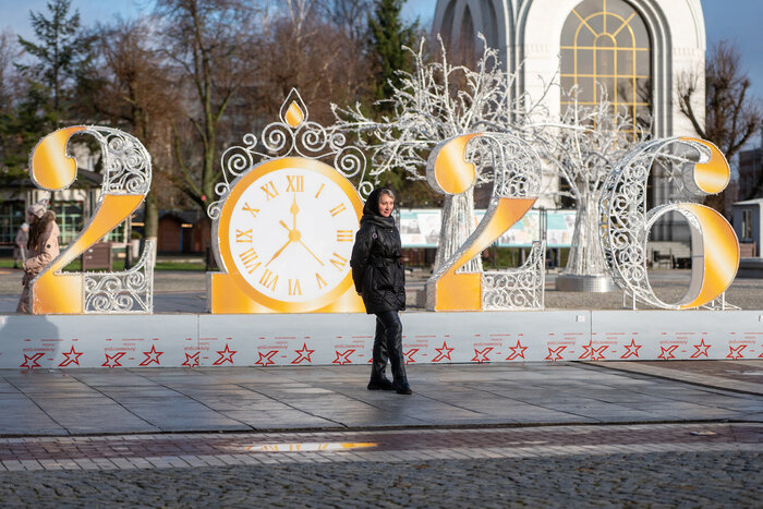 Атрибутика Нового года на площади Победы. | Фото: Александр Мелехов