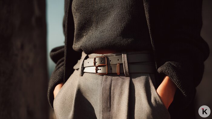 С платьями, пальто и свитерами: стилисты перечислили 6 оригинальных способов носить ремни  - Новости Калининграда | Иллюстрация: Алиса Игонина / Midjourney