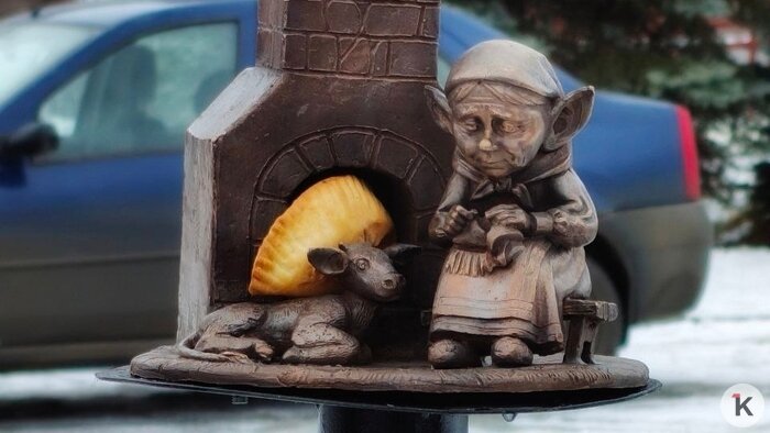 Бабушка-чудь живёт в землянке с такой же крохотной коровой | Фото: Ольга Плескань