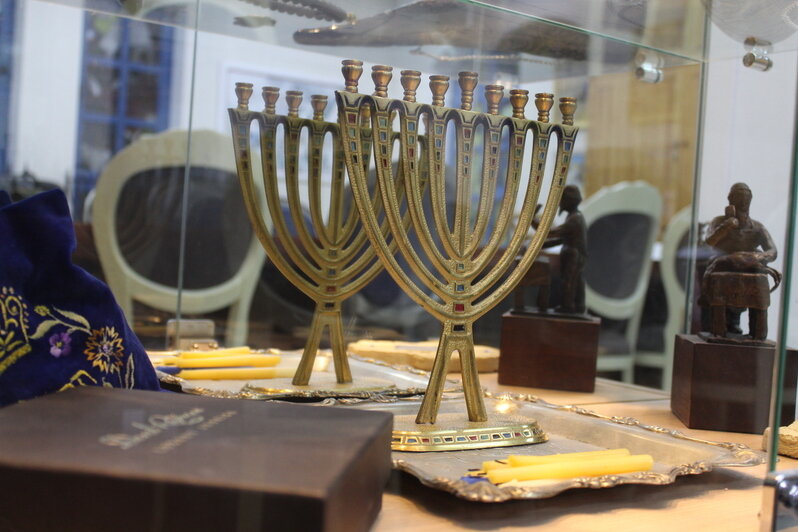 Слева — семисвечник, справа — ханукия | Фото: «Клопс»