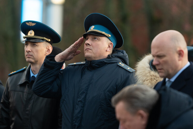 Цветы и минута молчания: в Калининграде отмечают День Героев Отечества (фото) | Фото: Александр Мелехов