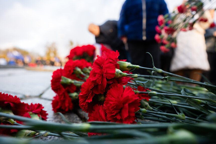 На мемориале возложили цветы | Фото: Александр Мелехов