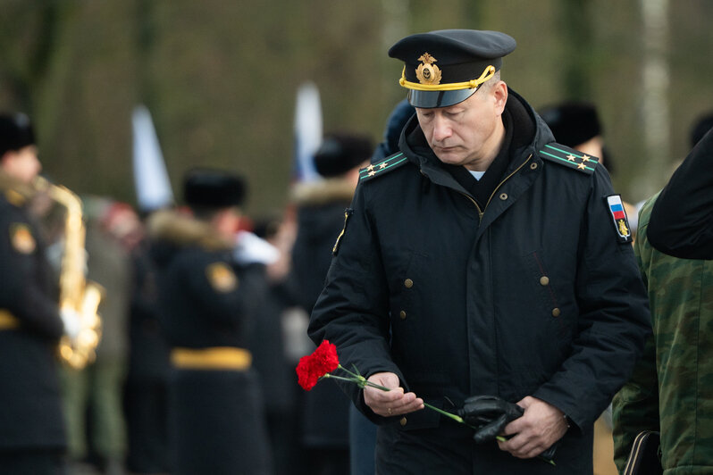 Цветы и минута молчания: в Калининграде отмечают День Героев Отечества (фото) | Фото: Александр Мелехов