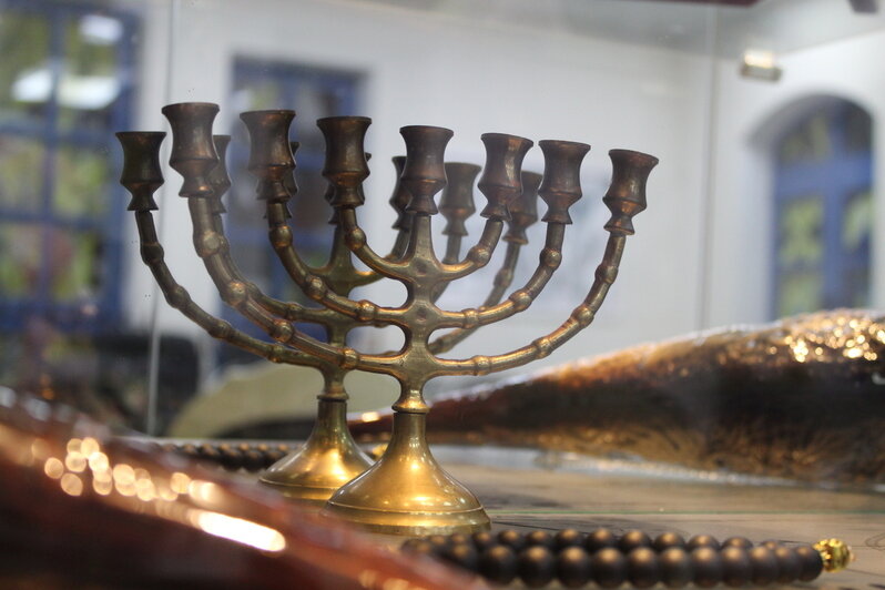 Слева — семисвечник, справа — ханукия | Фото: «Клопс»