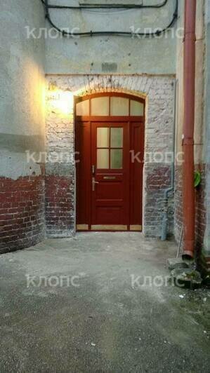 Так вход в подъезд выглядит сейчас | Фото: Евгения