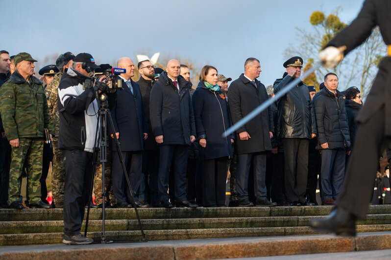 Цветы и минута молчания: в Калининграде отмечают День Героев Отечества (фото) | Фото: Александр Мелехов