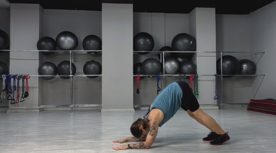 Как делать кардио, если в распоряжении всего два «квадрата»: советы экспертов - Новости Калининграда | Иллюстрация: скриншот видео «Лайфхкер» / Ия Зорина 