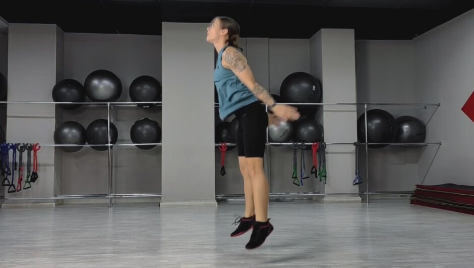 Как делать кардио, если в распоряжении всего два «квадрата»: советы экспертов - Новости Калининграда | Иллюстрация: скриншот видео «Лайфхкер» / Ия Зорина 