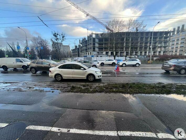 Провал на Советском проспекте: одни машины влетели в яму, другие застряли в пробке (фото) - Новости Калининграда | Фото: «Клопс»