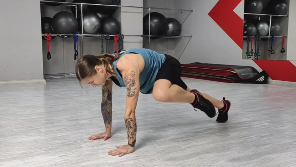 Как делать кардио, если в распоряжении всего два «квадрата»: советы экспертов - Новости Калининграда | Иллюстрация: скриншот видео «Лайфхкер» / Ия Зорина 