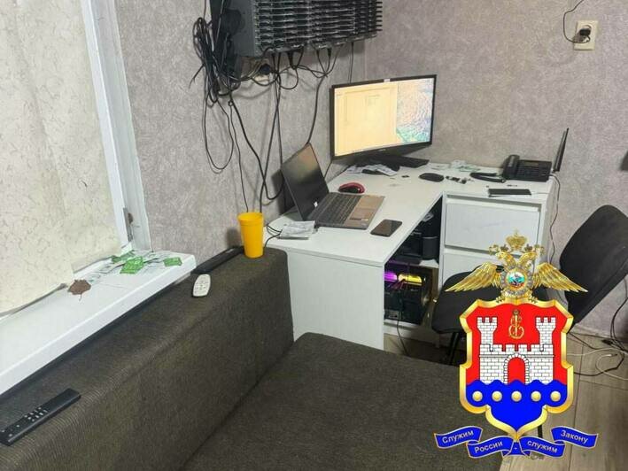 В Калининградской области силовики выявили крупный узел связи телефонных и интернет-мошенников (фото)   - Новости Калининграда | Фото: УМВД России по Калининградской области