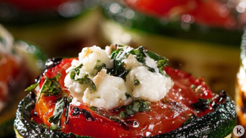 С курицей, кабачками и ветчиной: три простых рецепта закусок, которые эффектно украсят новогодний стол  - Новости Калининграда | Иллюстрация: Ксения Александрова / «Клопс»