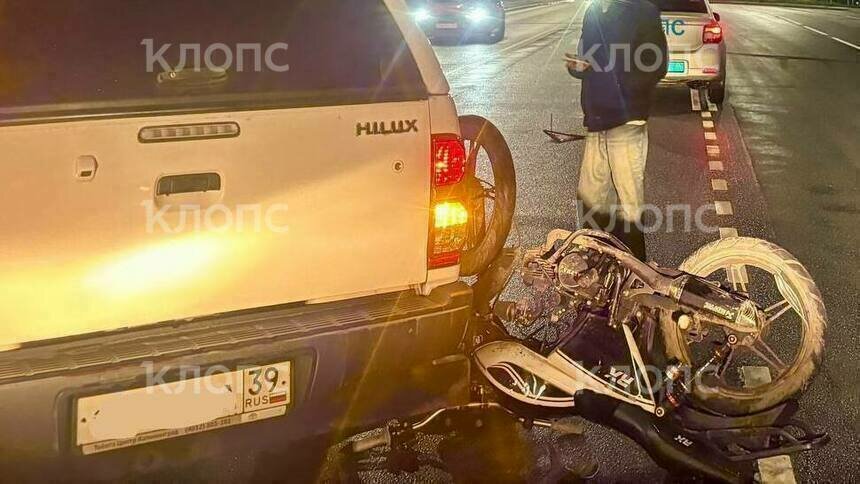 В Калининграде внедорожник сбил мотоциклиста с пассажиркой, у 18-летней девушки перелом таза - Новости Калининграда | Фото: «Клопс»