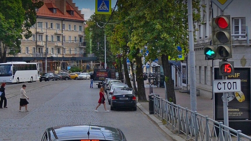 В Калининграде переделают спорный светофор возле «Зари» - Новости Калининграда | Фото сервиса &quot;Яндекс Карты&quot;. В 2024 году контурная стрелка ещё была