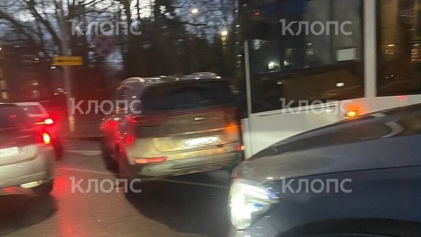 Из-за аварии легковушки и автобуса на проспекте Мира образовалась километровая пробка - Новости Калининграда | Фото очевидцев