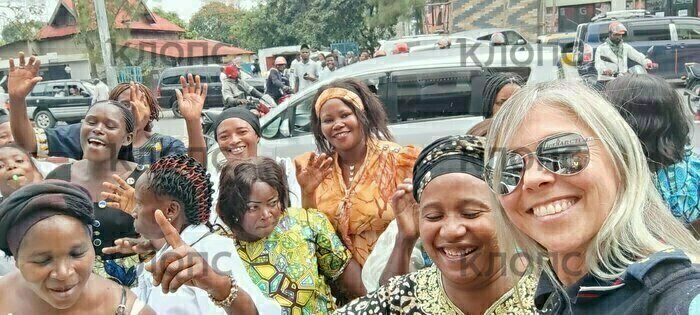 Женщины любят яркие платья и необычные головные уборы  | Фото: Юлия Тараско