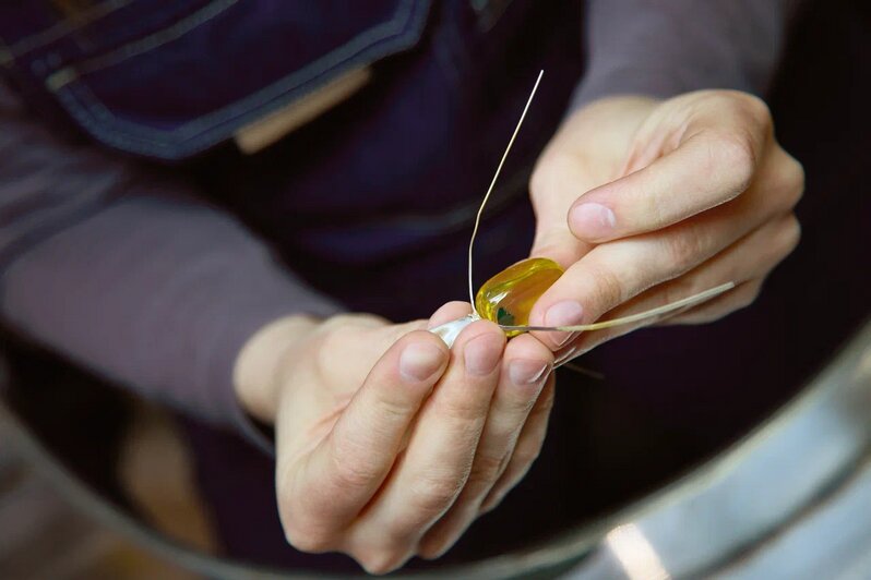 В Калининградской области создали конфеты, которые нельзя есть, но можно носить на ушах (фото) - Новости Калининграда | Фото: Калининградский янтарный комбинат
