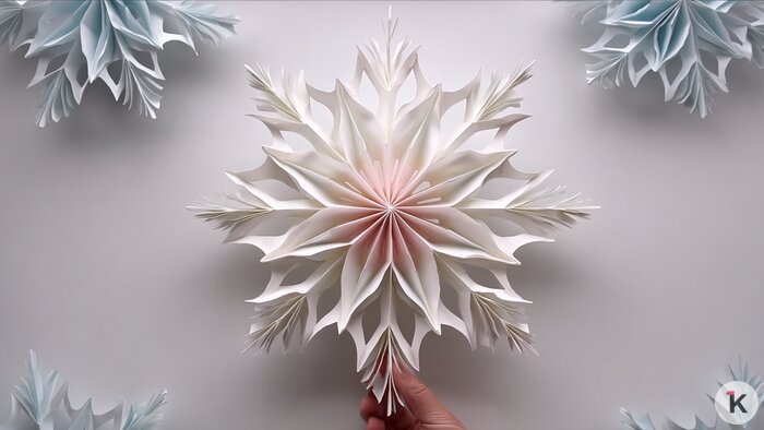 Чем занять ребёнка перед Новым годом: 5 оригинальных идей для бумажных снежинок  - Новости Калининграда | Иллюстрация: Ксения Александрова / «Клопс»