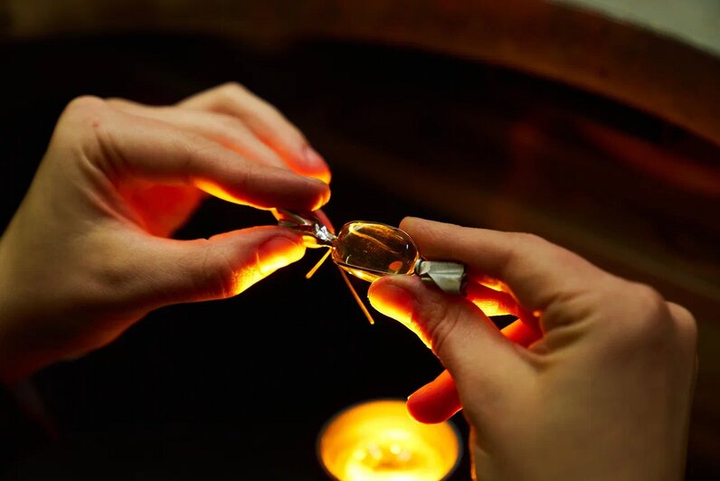 В Калининградской области создали конфеты, которые нельзя есть, но можно носить на ушах (фото) - Новости Калининграда | Фото: Калининградский янтарный комбинат