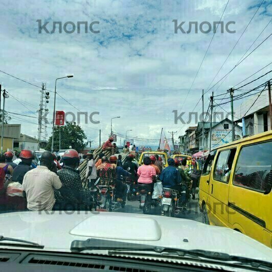 Деревянный самокат (на фото у конструкции нет переднего колеса) и хаотичное движение транспорта на улицах  | Фото: Юлия Тараско