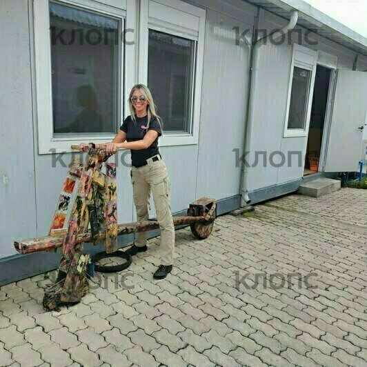 Деревянный самокат (на фото у конструкции нет переднего колеса) и хаотичное движение транспорта на улицах  | Фото: Юлия Тараско