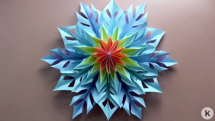 Чем занять ребёнка перед Новым годом: 5 оригинальных идей для бумажных снежинок  - Новости Калининграда | Иллюстрация: Ксения Александрова / «Клопс»