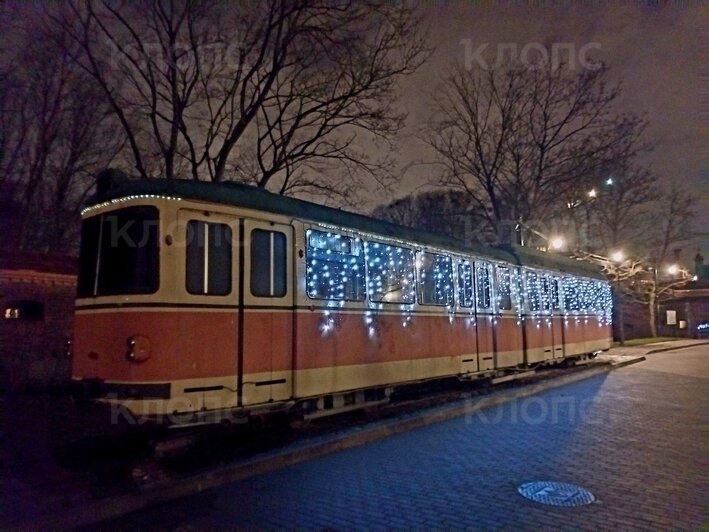 В Калининграде трамвай украсили в новогоднем стиле, но на линию он не выйдет (фото) - Новости Калининграда | Фото Михаила Лаврукайтиса