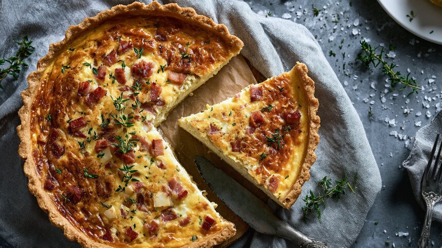 От классики до дерзкой импровизации: 3 рецепта киша на все случаи жизни - Новости Калининграда | Иллюстрация: Ксения Александрова / Midjourney