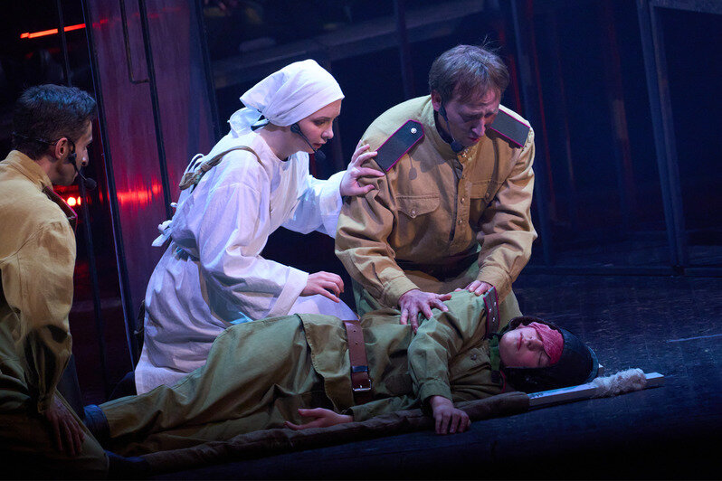 «Есть такая профессия»: калининградский музыкальный театр представил драматическую сагу «Офицеры» (фото)   - Новости Калининграда | Фото: пресс-служба музыкального театра / Дмитрий Кремер