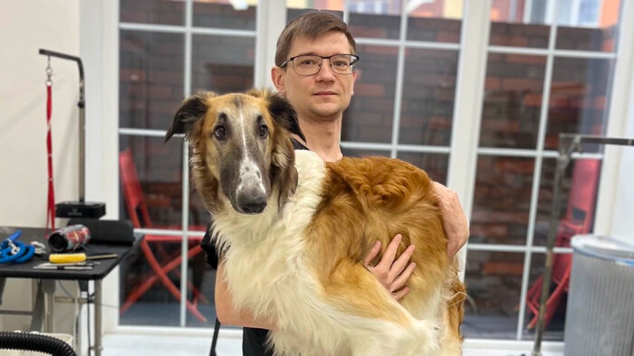 Даже крупные собаки хотят на ручки. | Фото: Никита Гижица.