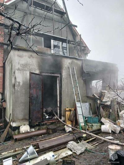 Эвакуировали баллон, спасли собаку, потушили пожар: в Голубево загорелся двухэтажный дом - Новости Калининграда | Фото: ГУ МЧС