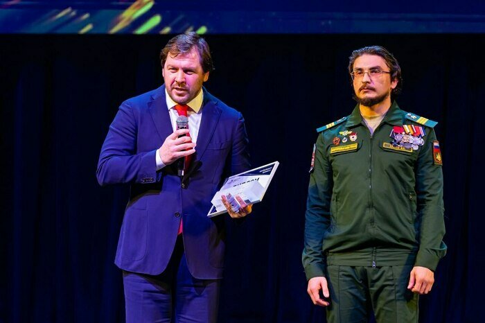 Лучший спортсмен года по адаптивным видам спорта Алексей Шемаров с Виталием Глебовым. | Фото: региональное министерство спорта, Елена Тишина 