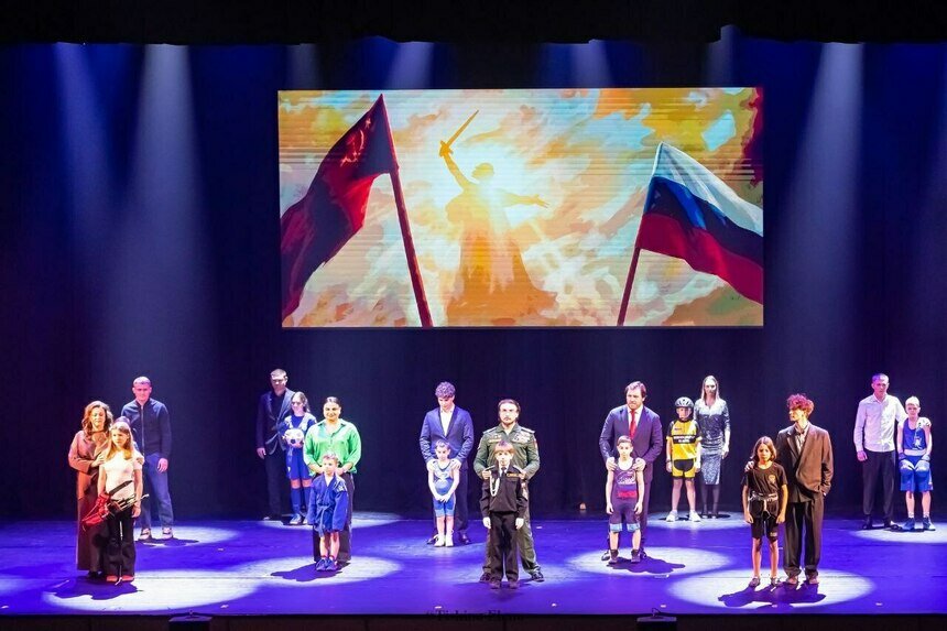 На сцену вместе с детьми поднялись чемпионы и победители «Янтарного Олимпа» разных лет. | Фото: региональное министерство спорта, Елена Тишина 