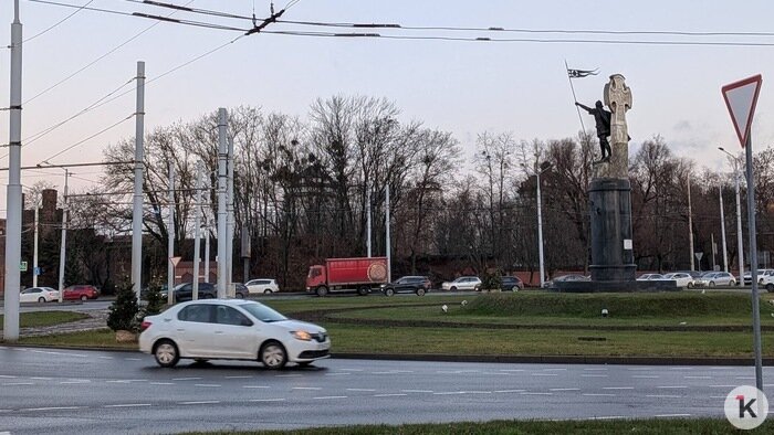 Новогодние пихты на разворотном кольце в Калининграде вызвали у горожан вопросы (фото) - Новости Калининграда | Фото: «Клопс»