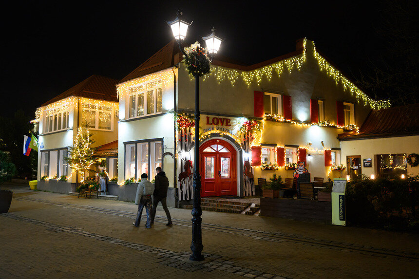 Город уже украшен по-новогоднему. | Фото: Александр Мелехов