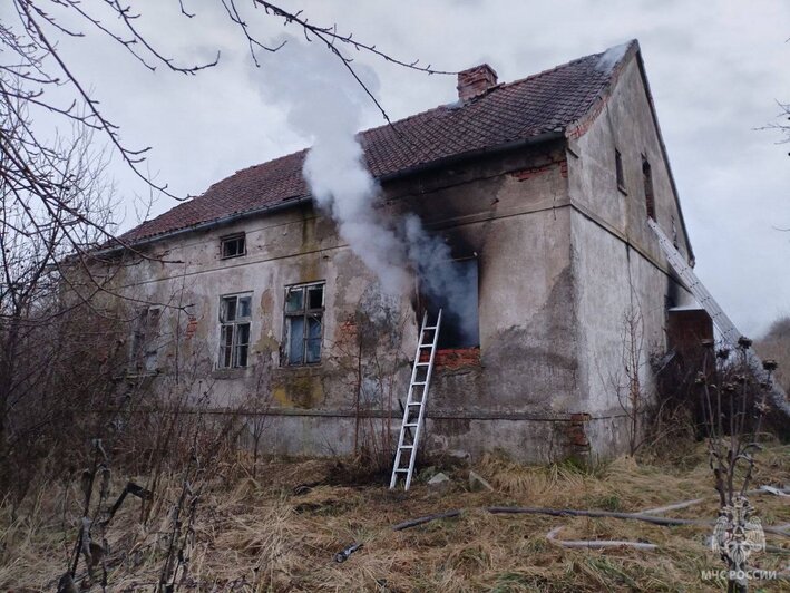 В Правдинском округе загорелась квартира одноэтажного дома, в пожаре погиб мужчина  - Новости Калининграда | Фото: МЧС Калининградской области 