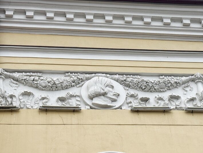 Птичка, раненый Шиллер и загадочные барельефы на здании театра: 9 мест в Калининграде, связанных с литературой  - Новости Калининграда | Фото: Александр Подгорчук / «Клопс»