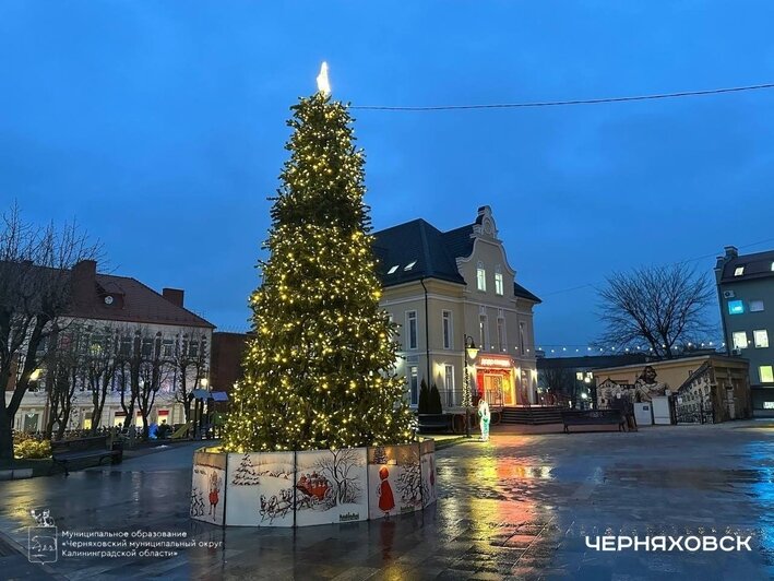 Пожарная машина и красный конь: 5 городов Калининградской области, где царит новогоднее настроение (фото, видео)   - Новости Калининграда | Фото: "Новый Черняховск" ВКонтакте