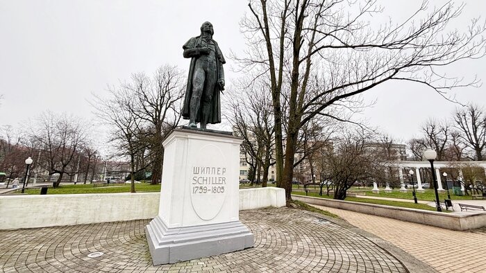 Птичка, раненый Шиллер и загадочные барельефы на здании театра: 9 мест в Калининграде, связанных с литературой  - Новости Калининграда | Фото: Александр Подгорчук / «Клопс»