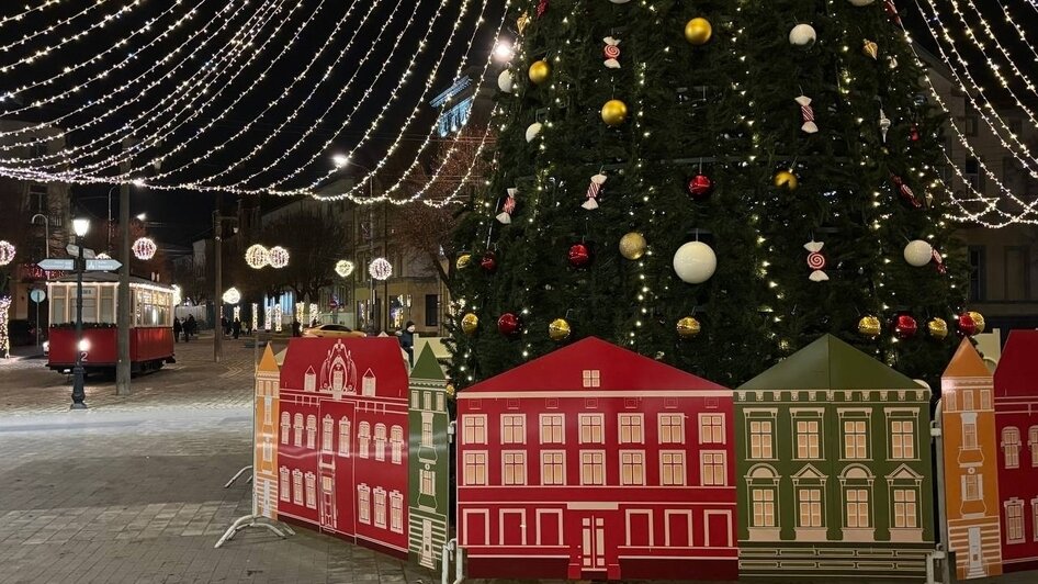 Пожарная машина и красный конь: 5 городов Калининградской области, где царит новогоднее настроение (фото, видео)   - Новости Калининграда | Фото: «Проспали Советск» «ВКонтакте»