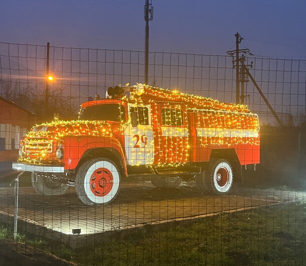 Пожарная машина и красный конь: 5 городов Калининградской области, где царит новогоднее настроение (фото, видео)   - Новости Калининграда | Фото: "Типичный Пионерский и Светлогорск" ВКонтакте