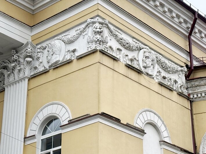 Птичка, раненый Шиллер и загадочные барельефы на здании театра: 9 мест в Калининграде, связанных с литературой  - Новости Калининграда | Фото: Александр Подгорчук / «Клопс»