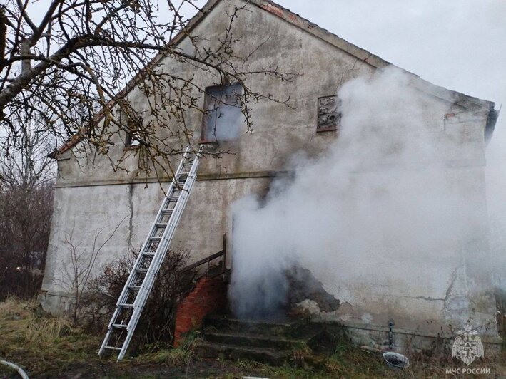 В Правдинском округе загорелась квартира одноэтажного дома, в пожаре погиб мужчина  - Новости Калининграда | Фото: МЧС Калининградской области 