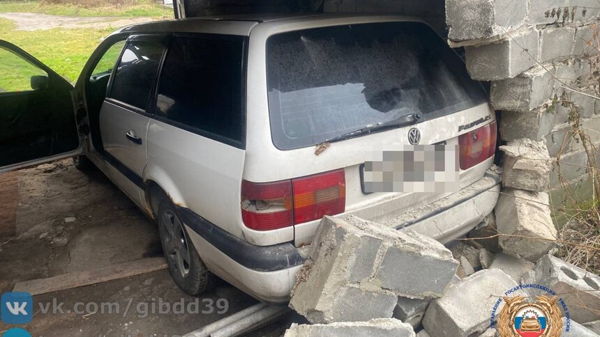 В Гвардейском районе водитель легковушки при выезде из гаража пробил кирпичную стену и погиб - Новости Калининграда | Фото: ГАИ Калининградской области 