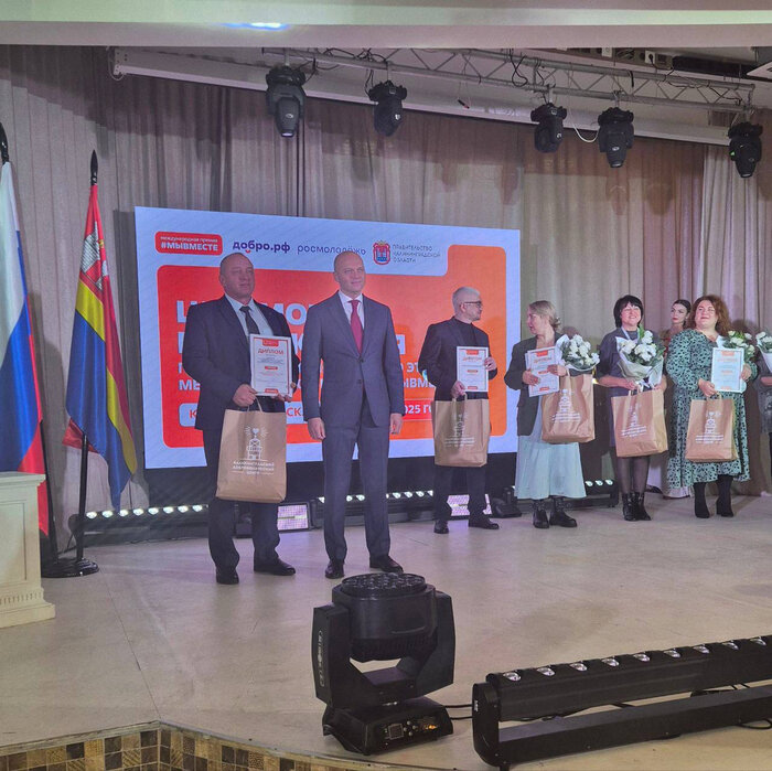 Губернатор Алексей Беспрозванных вручил премию директору филиала АО «Концерн Росэнергоатом» «Дирекция Балтийской АЭС» Сергею Сухову. | Фото: предоставлено Дирекцией Балтийской АЭС