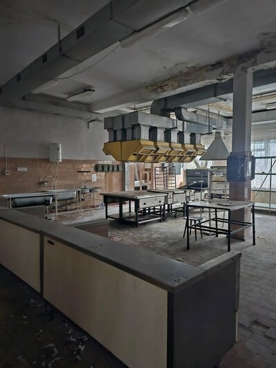 Экскурсовод показал интерьеры самой высокой заброшки Зеленоградска, где в 80-е отдыхали рыбаки (фото)   - Новости Калининграда | Фото: Женяй Огонь