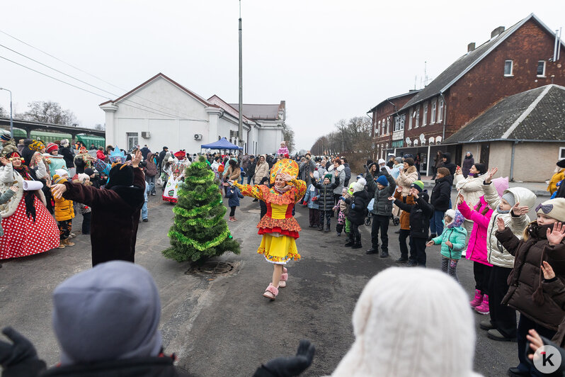 Дед Мороз приехал на поезде в два города Калининградской области (фоторепортаж)   - Новости Калининграда | Фото: Александр Подгорчук / «Клопс»