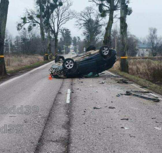 В Гвардейском районе легковушка столкнулась с микроавтобусом и перевернулась, пострадали двое - Новости Калининграда | Фото: ГАИ региона