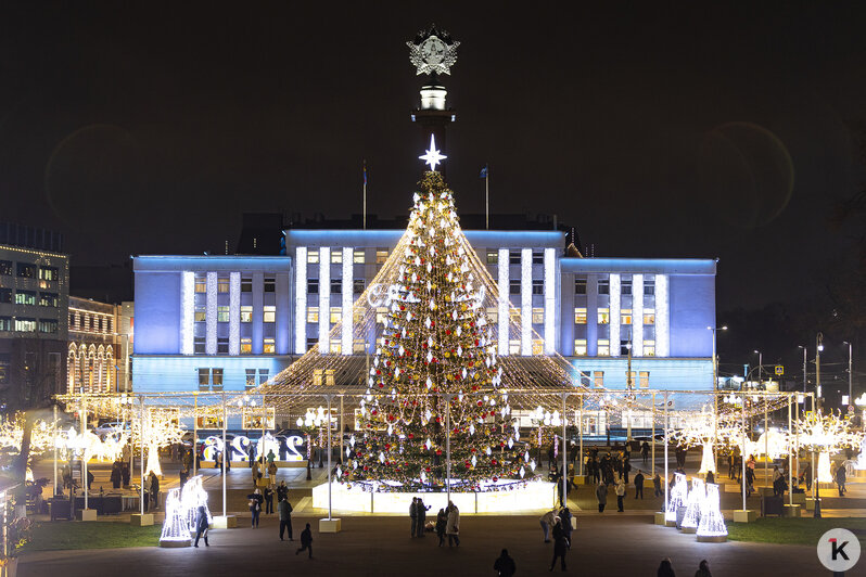 Засияла долгожданная: на площади Победы закончили оформление главной новогодней ёлки Калининграда (фоторепортаж)  - Новости Калининграда | Фото: Александр Подгорчук / «Клопс»