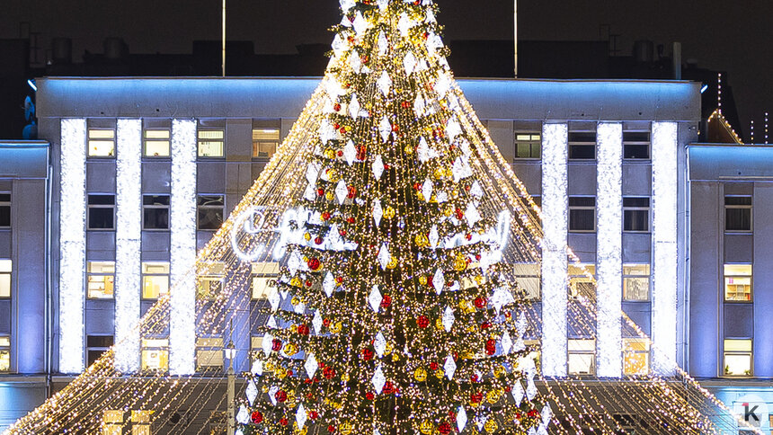 Засияла долгожданная: на площади Победы закончили оформление главной новогодней ёлки Калининграда (фоторепортаж)  - Новости Калининграда | Фото: Александр Подгорчук / «Клопс»